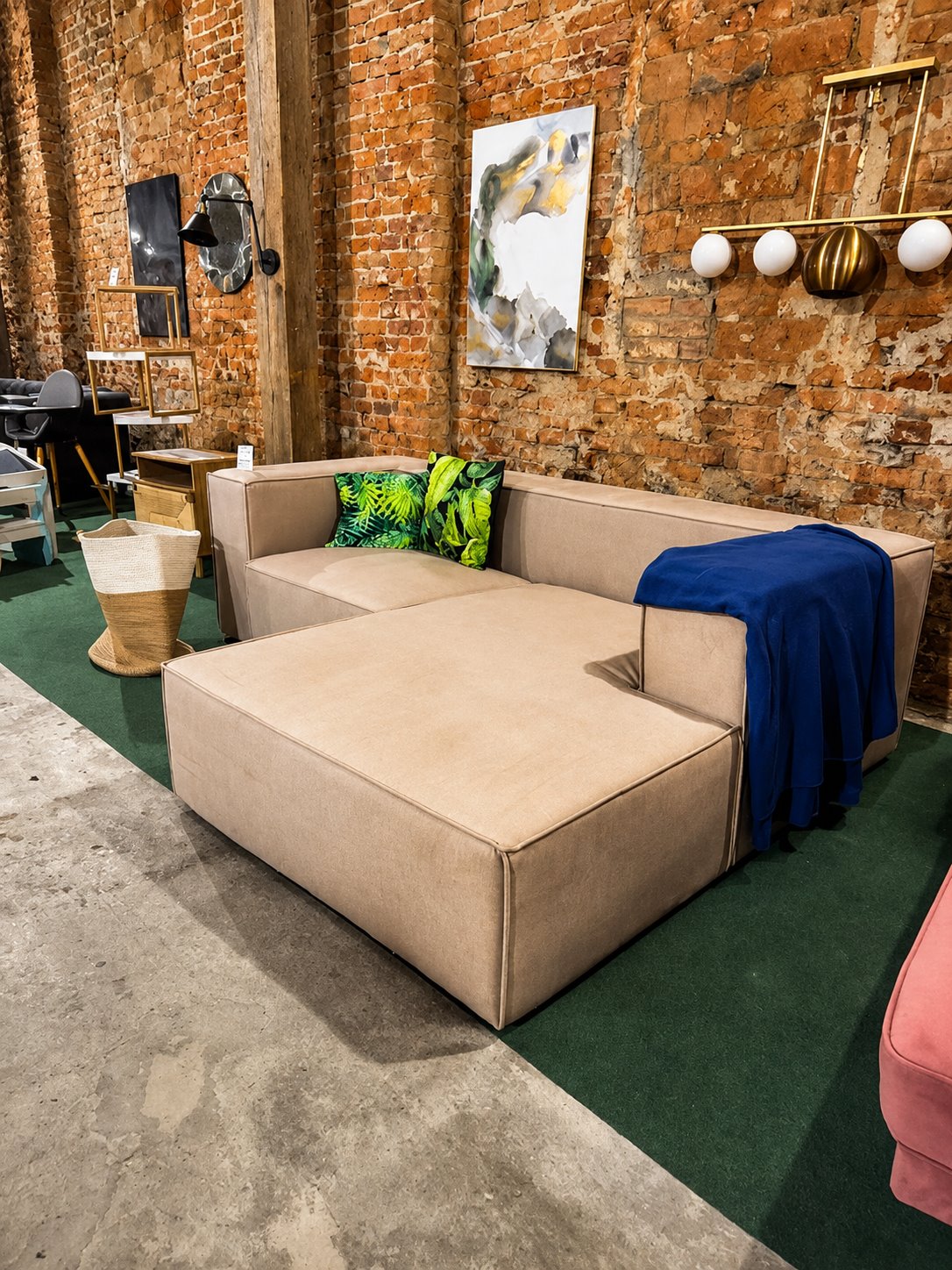 Autentyczny showroom outletu mebli domowych i ogrodowych w Kębłowicach