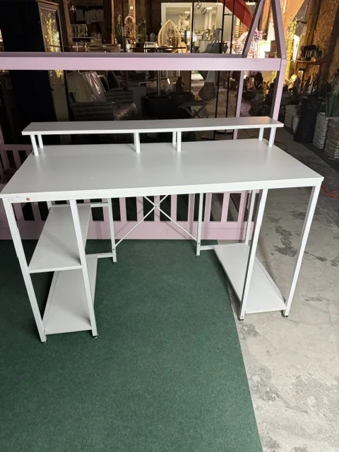Białe biurko CADDO 120 × 60 cm z nadstawką i bocznymi półkami, dostępne w Home & Garden Outlet pod Wrocławiem.