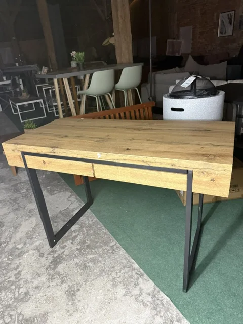 Biurko VIDA z szufladami w dekorze jasnego drewna i z czarną ramą w Home & Garden Outlet pod Wrocławiem.