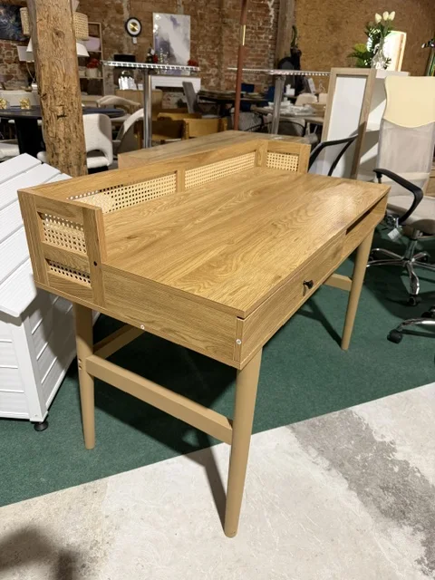 Jasnobrązowe biurko NOVEN 120 × 60 cm z nadstawką, szufladą i elementami rattanowymi, Home & Garden Outlet pod Wrocławiem.