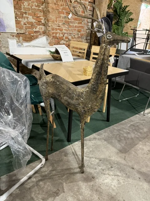 Złota dekoracja świąteczna PELLO w formie renifera o wysokości 126 cm. Efektowna ozdoba podłogowa do domu, holu, salonu lub showroomu.