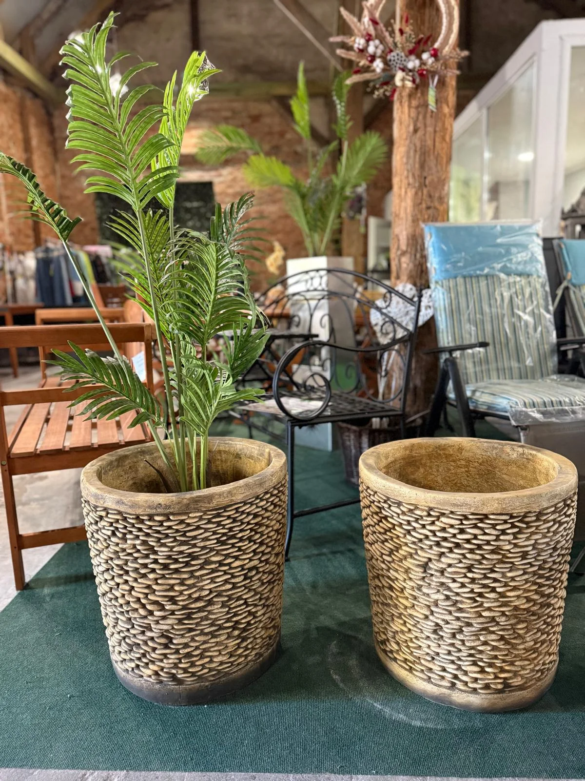 Dekoracyjna donica betonowa 47 cm z beżowo-brązową strukturą przypominającą plecionkę, dostępna w Home & Garden Outlet pod Wrocławiem.