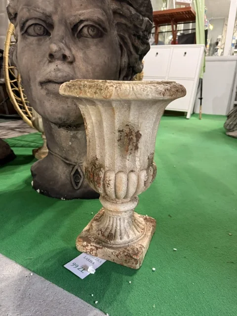 Beżowa dekoracyjna donica LARISA 28 cm w stylu antycznej wazy, dostępna w Home & Garden Outlet pod Wrocławiem.