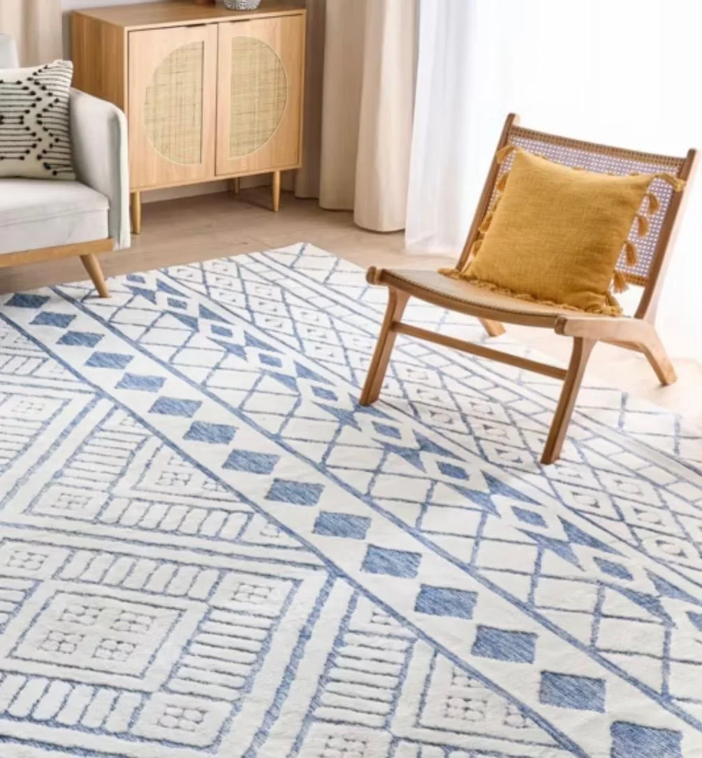 Kremowo-niebieski dywan MARGAND z geometrycznym wzorem w aranżacji salonu, dostępny w Home & Garden Outlet pod Wrocławiem.
