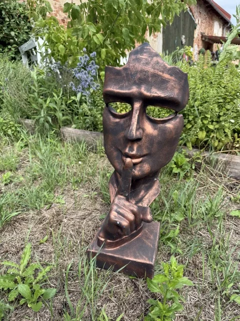 Figura ogrodowa Cicho – miedziana twarz dekoracyjna dostępna w Home & Garden Outlet