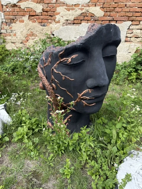 Figura ogrodowa Twarz męska 145 cm – czarna z miedzianym motywem winorośli dostępna w Home & Garden Outlet