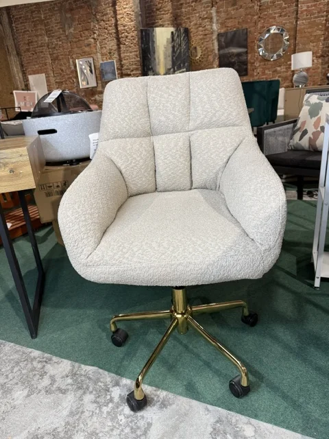 Jasnobeżowy fotel biurowy PALMDALE z tapicerką boucle, złotą podstawą i kółkami, dostępny w Home & Garden Outlet pod Wrocławiem.