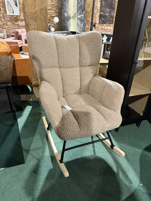 Fotel bujany OULU w piaskowym beżu, tapicerowany tkaniną boucle, z drewnianymi płozami, Home & Garden Outlet pod Wrocławiem.