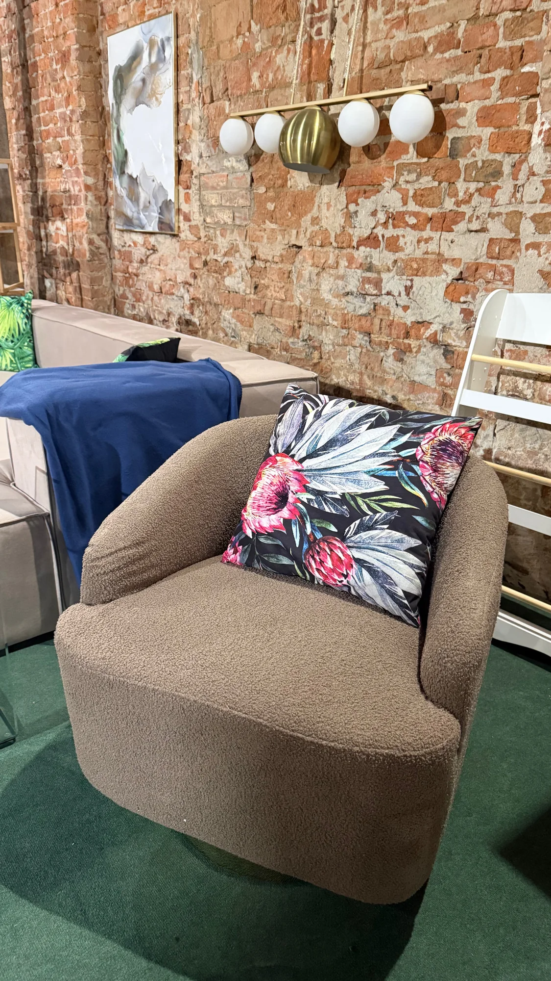 Stylowy fotel obrotowy bouclé — brązowy dostępny w Home & Garden Outlet pod Wrocławiem