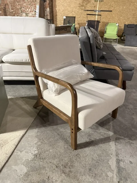 Fotel SKOVDE — jasnobeżowy dostępny w Home & Garden Outlet pod Wrocławiem