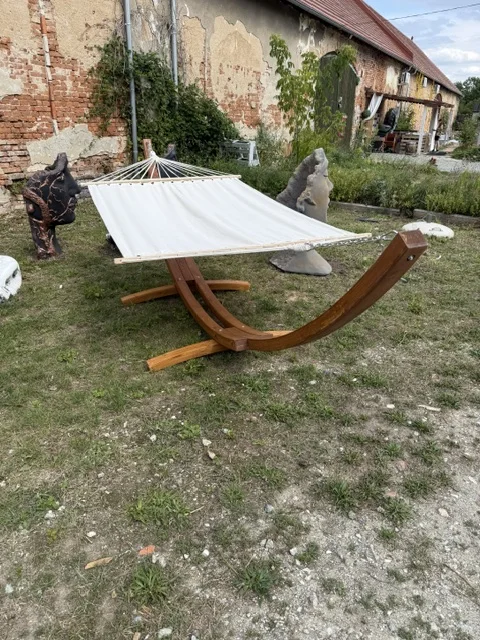 Beżowy hamak ogrodowy TREVISO ze stelażem z drewna modrzewiowego, dostępny w Home & Garden Outlet pod Wrocławiem.