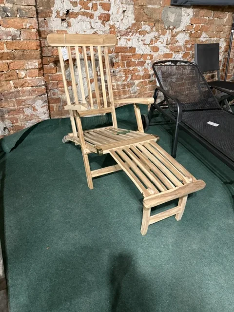 Leżak z drewna Teak dostępny w Home & Garden Outlet pod Wrocławiem