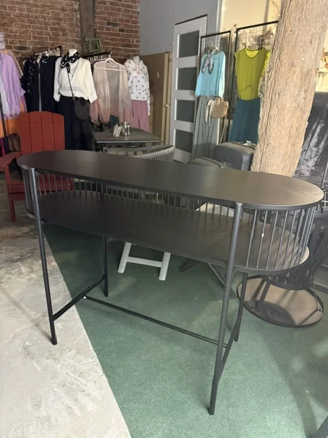 Czarna konsola BIRSON 120 cm z półką i metalową konstrukcją, dostępna w Home & Garden Outlet pod Wrocławiem.