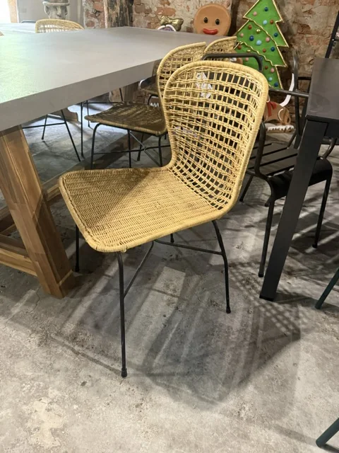 Krzesła rattanowe do jadalni — komplet 6 sztuk dostępny w Home & Garden Outlet pod Wrocławiem