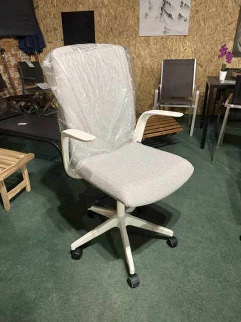 Krzesło biurowe CAPTAIN — jasnobeżowe dostępny w Home & Garden Outlet pod Wrocławiem