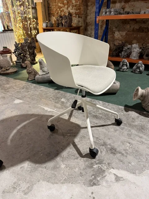 Krzesło biurowe GLEEFUL w kolorze złamanej bieli z tapicerowanym siedziskiem i podstawą na kółkach, Home & Garden Outlet pod Wrocławiem.
