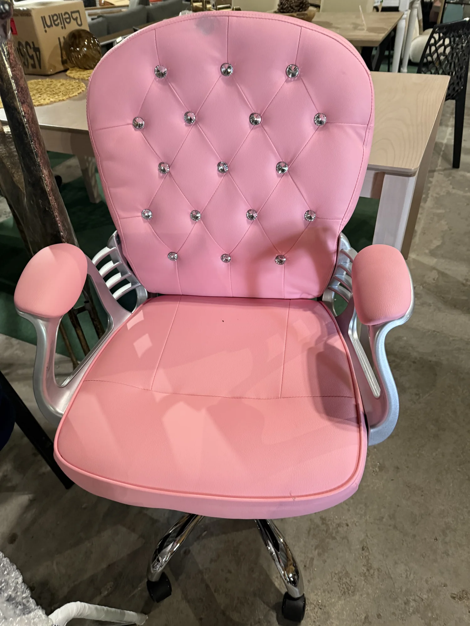 Krzesło obrotowe PRINCESS — różowa ekoskóra dostępny w Home & Garden Outlet pod Wrocławiem