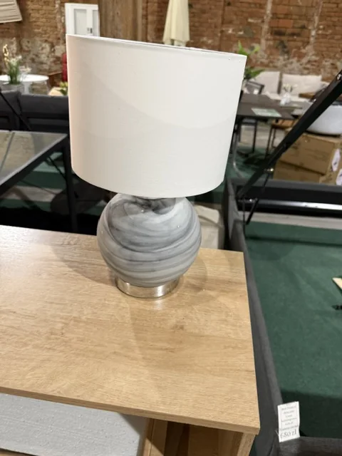 Lampa stołowa UELE — metal, szary marmur dostępny w Home & Garden Outlet pod Wrocławiem