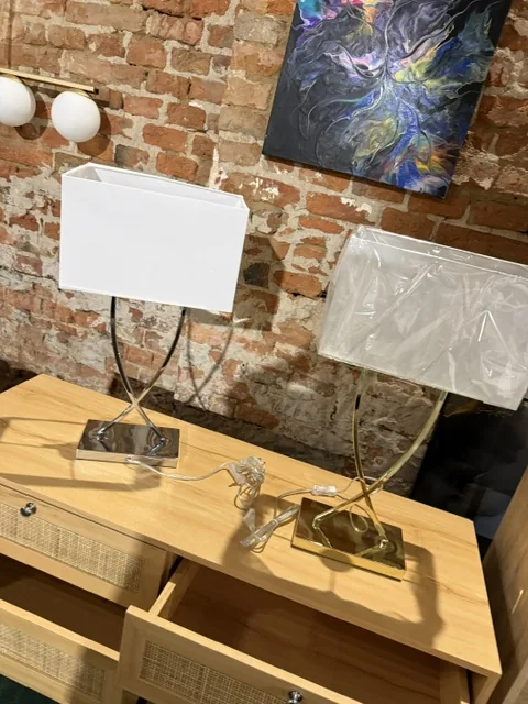 Biało-złota lampa stołowa YASUNI z metalową dekoracyjną podstawą i białym abażurem, dostępna w Home & Garden Outlet pod Wrocławiem.