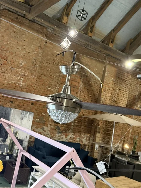 Srebrno-beżowa lampa sufitowa z wiatrakiem ZARQA, oświetleniem LED i dekoracyjnym kloszem z akrylowymi kryształkami, dostępna w Home & Garden Outlet pod Wrocławiem.