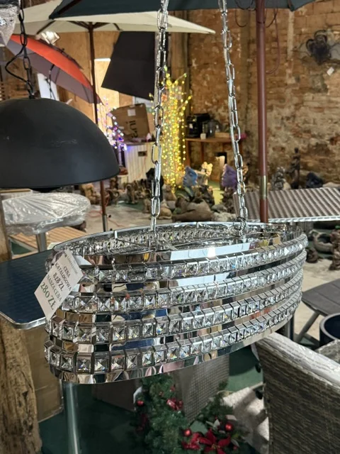 Srebrna lampa wisząca kryształowa z chromowaną oprawą i dekoracyjnymi kryształkami, dostępna w Home & Garden Outlet pod Wrocławiem.