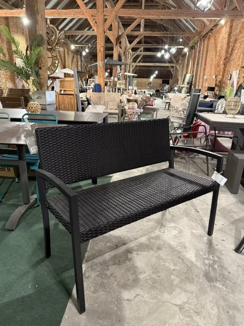 Czarna dwuosobowa ławka ogrodowa technorattanowa z metalową konstrukcją, odpowiednia na taras, balkon i do ogrodu, dostępna w Home & Garden Outlet pod Wrocławiem.