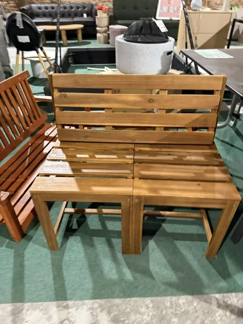 Brązowy ławko-stół TUENNO z drewna akacjowego, praktyczny mebel ogrodowy na taras, balkon lub do ogrodu, dostępny w Home & Garden Outlet pod Wrocławiem.