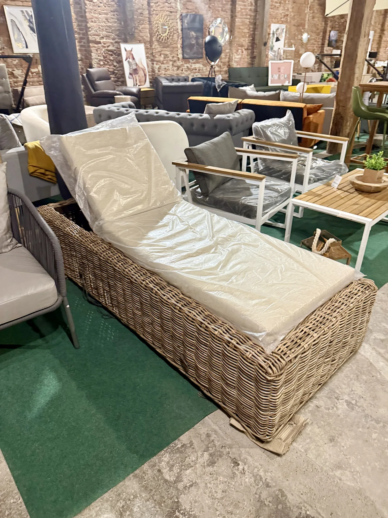 Leżak ogrodowy PALESE z naturalnego rattanu z jasną poduszką i regulowanym oparciem, dostępny w Home & Garden Outlet pod Wrocławiem.