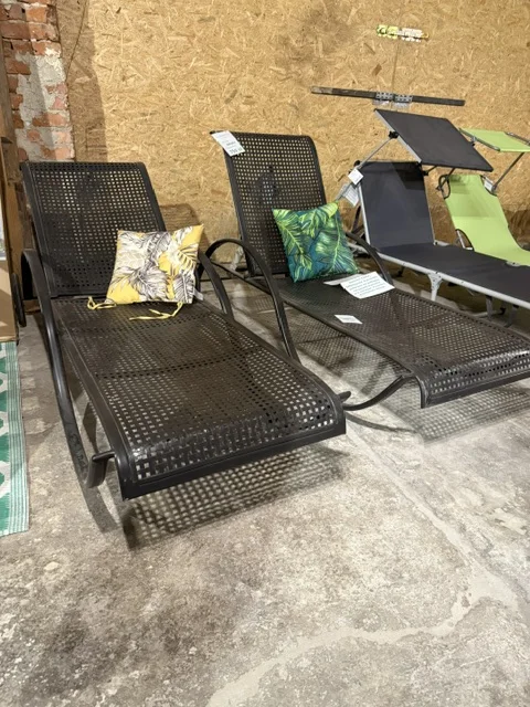 Leżak ogrodowy ROMEO z kutego żelaza w kolorze kasztanowy antyk, z regulowanym oparciem i kółkami, dostępny w Home & Garden Outlet pod Wrocławiem.