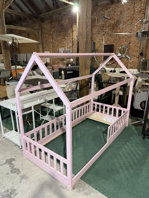 Łóżko dziecięce Domek COSSAYE z drewna sosnowego w pastelowym różu, pod materac 90 × 200 cm, dostępne w Home & Garden Outlet pod Wrocławiem.