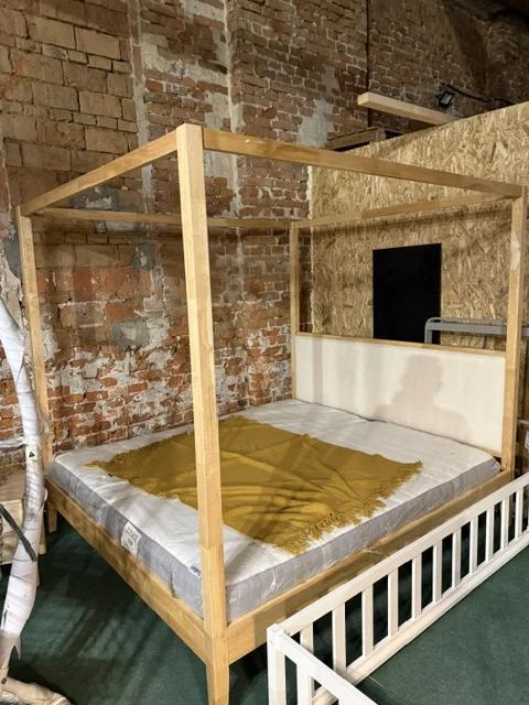 Jasnobrązowe drewniane łóżko z baldachimem HAILLICOURT 180 × 200 cm z tapicerowanym wezgłowiem, Home & Garden Outlet pod Wrocławiem.