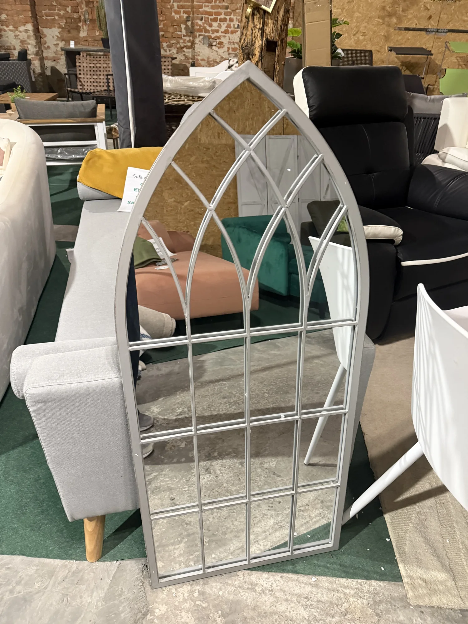 Jasnoszare lustro ścienne CASSEL 50 × 115 cm w metalowej ramie w kształcie wysokiego okna, dostępne w Home & Garden Outlet pod Wrocławiem.