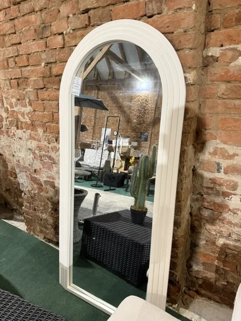 Duże lustro ścienne DIJON 80 × 170 cm w drewnianej ramie w kolorze złamanej bieli, dostępne w Home & Garden Outlet pod Wrocławiem.