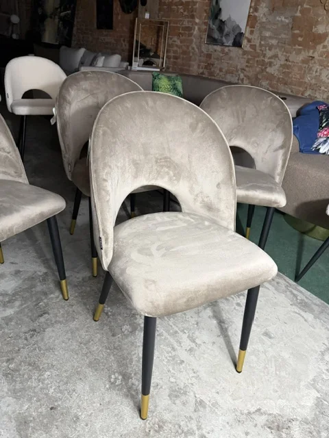 Zestaw 4 krzeseł do jadalni MAGALIA w szarym welurze z czarnymi nogami i złotymi końcówkami, dostępny w Home & Garden Outlet pod Wrocławiem