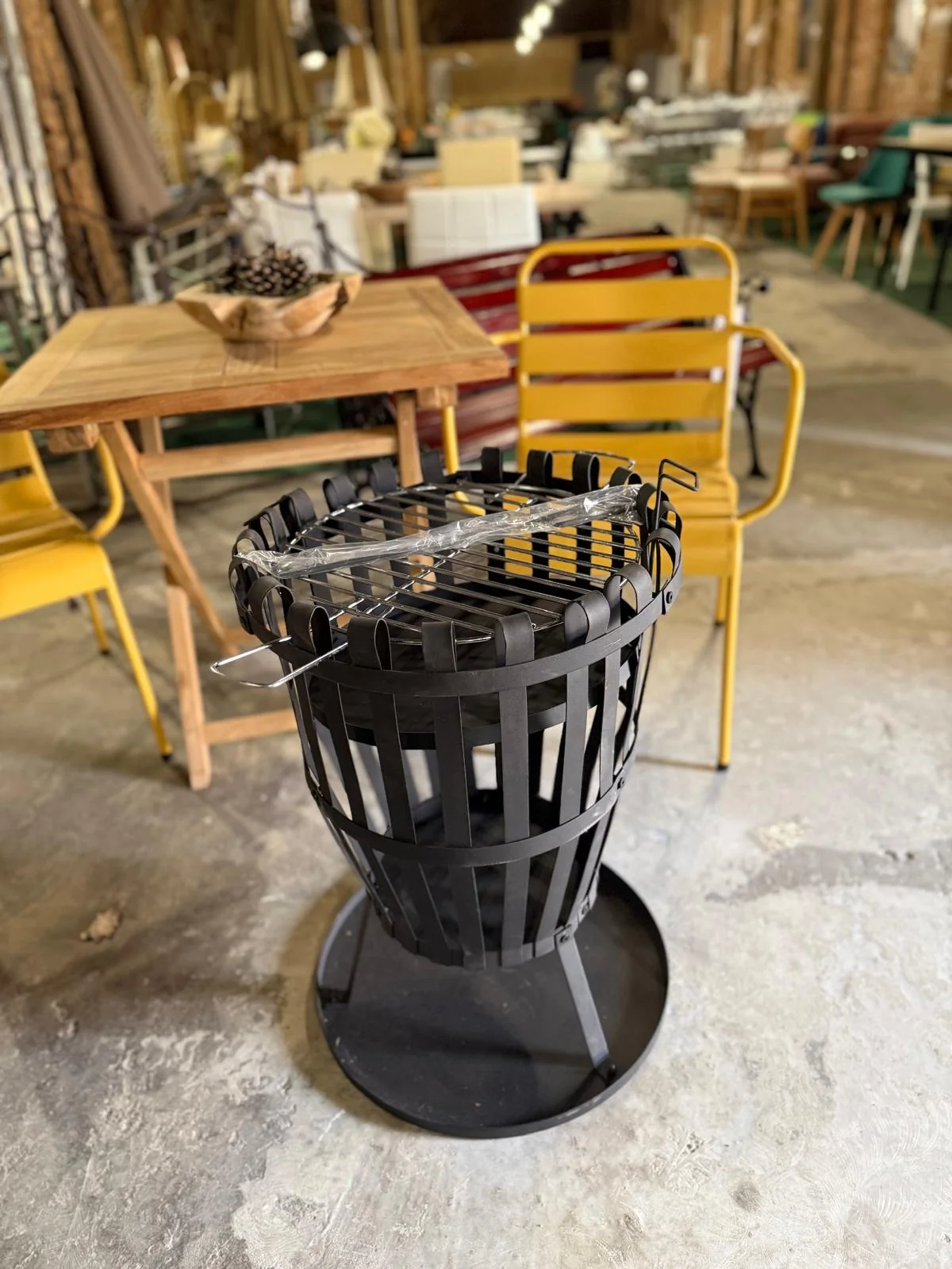 Czarne metalowe palenisko ogrodowe PULO z okrągłą ażurową konstrukcją, dostępne w Home & Garden Outlet pod Wrocławiem.
