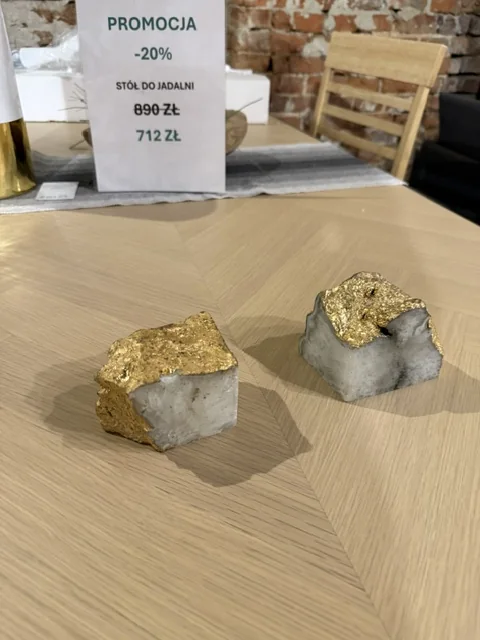Podpórki na książki AGAT z kamienia naturalnego ze złotym wykończeniem, dostępne w Home & Garden Outlet pod Wrocławiem.