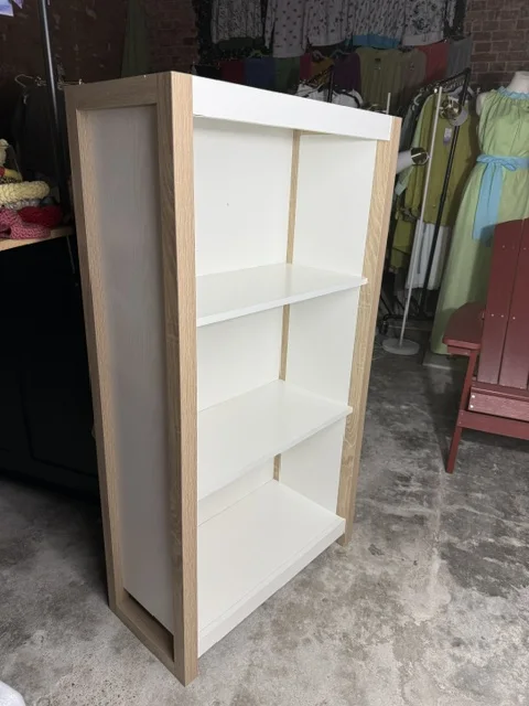 Regał JOHNSON z 3 półkami w kolorze białym i jasnego drewna, dostępny w Home & Garden Outlet pod Wrocławiem.