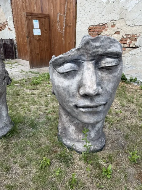 Rzeźba betonowa do ogrodu z siedziskiem — dekoracyjna głowa 140 cm dostępny w Home & Garden Outlet pod Wrocławiem