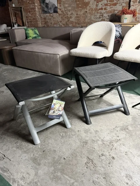 Szary składany podnóżek ogrodowy VANAGE VG-5333 z aluminiowym stelażem, dostępny w Home & Garden Outlet pod Wrocławiem.