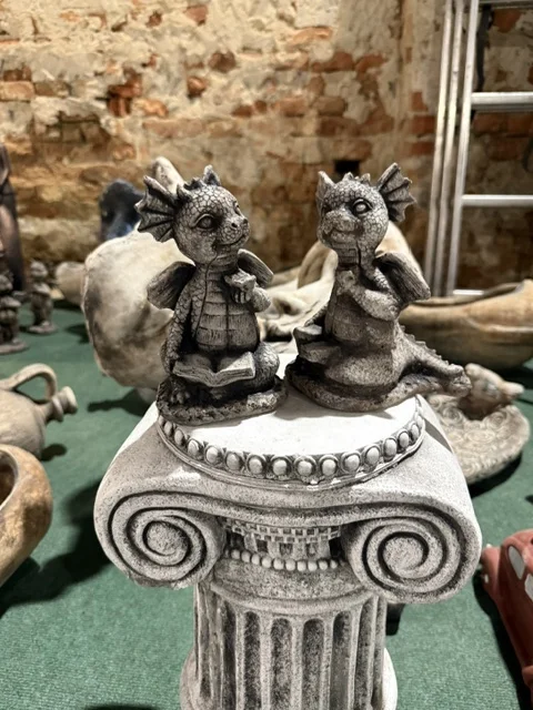 Dekoracyjne figurki ogrodowe w stylu kamiennym, idealne do ogrodu, na taras, patio lub jako ozdoba wejścia, dostępne w Home & Garden Outlet pod Wrocławiem.