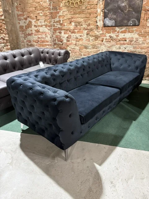 Czarna sofa 3-osobowa SOTRA z weluru, z pikowanym oparciem i bokami, dostępna w Home & Garden Outlet pod Wrocławiem.