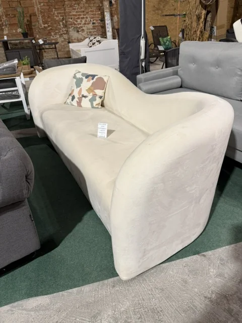 Sofa 3-osobowa Veltada welur złamana biel — outlet meblowy Wrocław dostępny w Home & Garden Outlet pod Wrocławiem