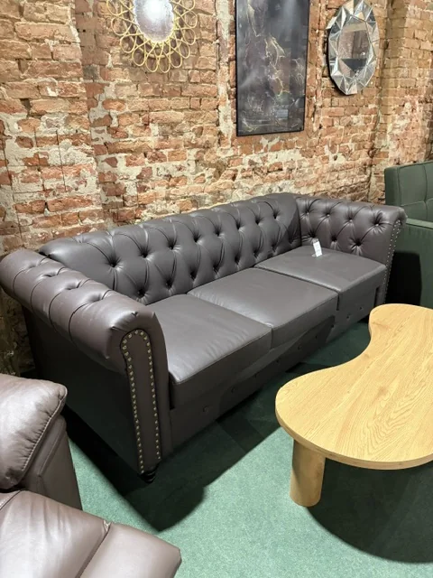 Sofa Chesterfield 3-osobowa — ciemna tapicerka z pikowaniem dostępny w Home & Garden Outlet pod Wrocławiem