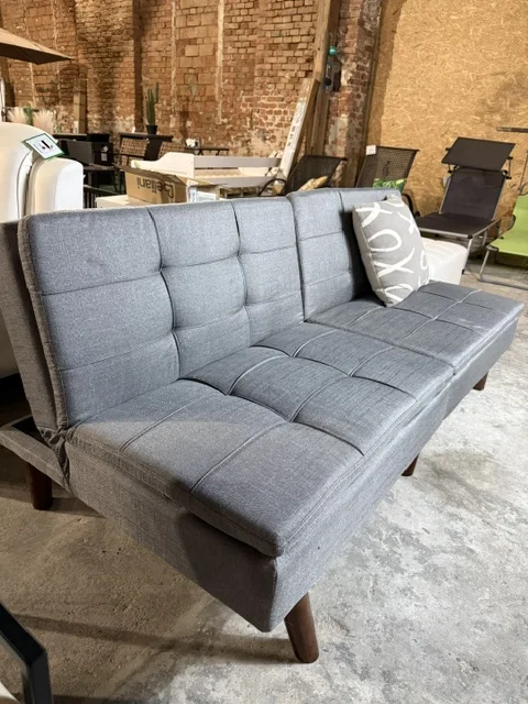 Jasnoszara sofa rozkładana RONNE dla 3 osób z funkcją spania, dostępna w Home & Garden Outlet pod Wrocławiem.