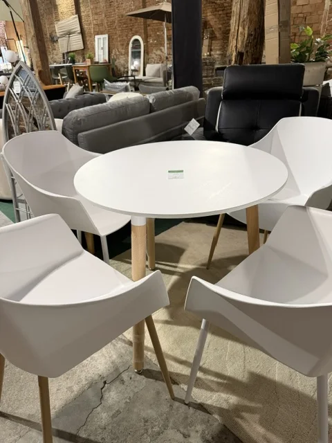 Biały stół do jadalni BOMA 80 × 80 cm z jasnymi nogami, dostępny w Home & Garden Outlet pod Wrocławiem.