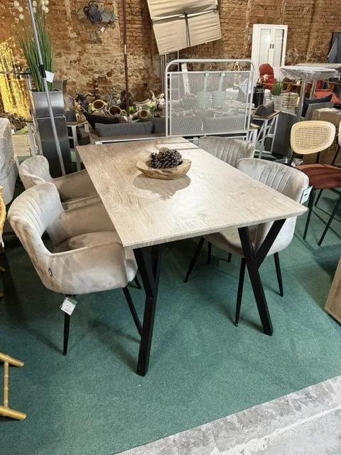 Stół do jadalni BRAVO 140 × 80 cm w jasnobrązowym kolorze, z czarnymi metalowymi nogami, dostępny w Home & Garden Outlet pod Wrocławiem.