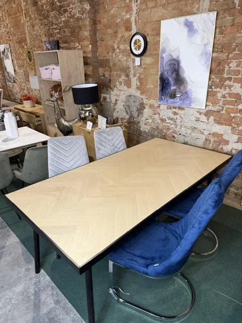 Stół do jadalni IVORIE 180 × 90 cm w kolorze jasnego jesionu z czarnymi nogami, dostępny w Home & Garden Outlet pod Wrocławiem.