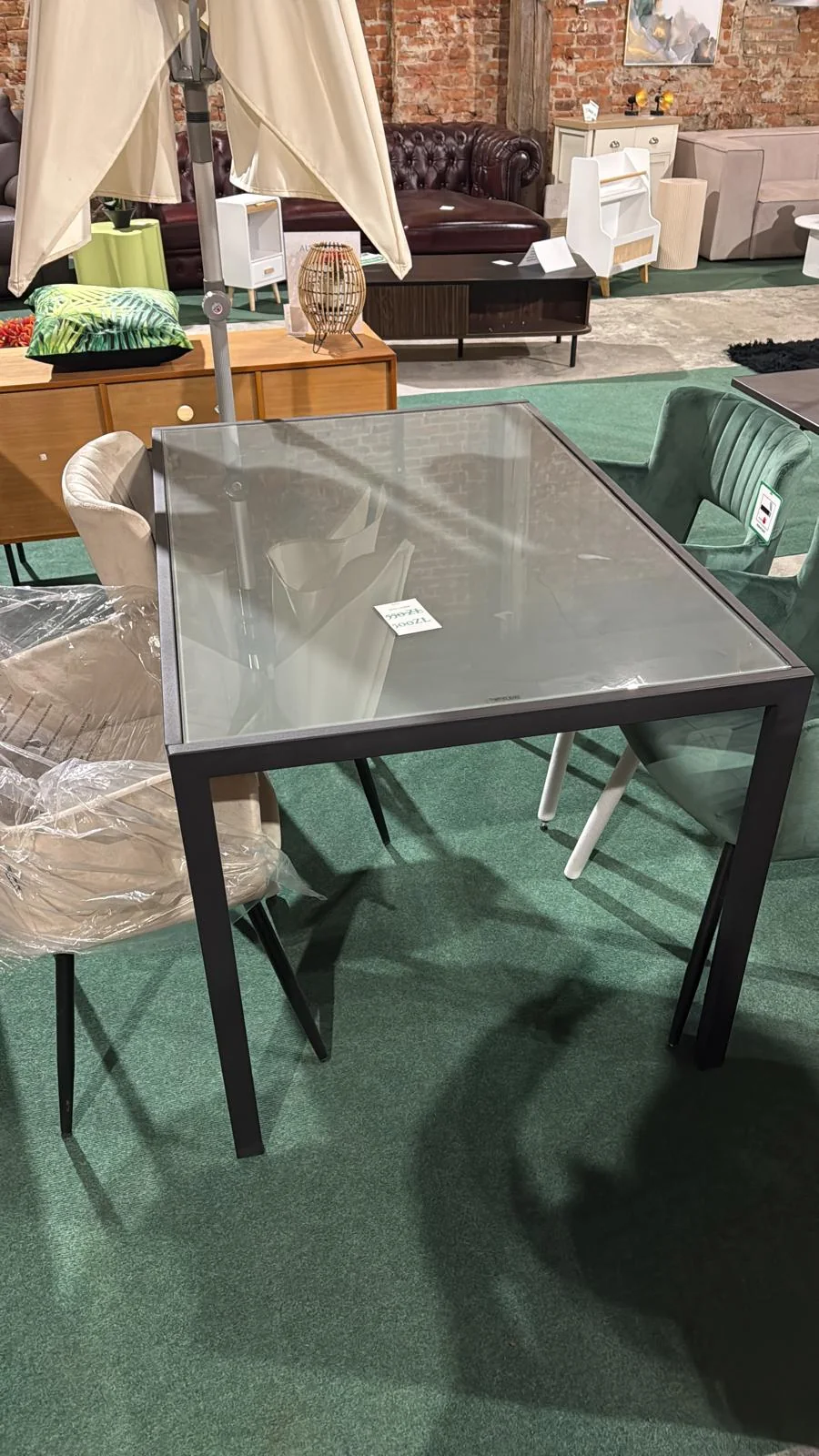 Czarny stół do jadalni LAVOS 120 × 80 cm z blatem ze szkła hartowanego, dostępny w Home & Garden Outlet pod Wrocławiem.