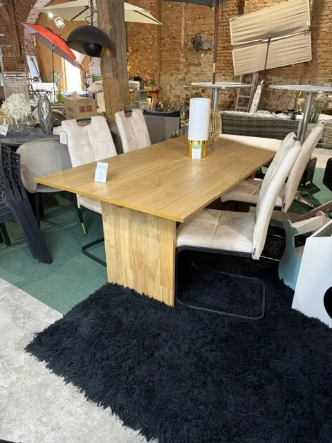 Stół do jadalni MOORA 180 × 90 cm w kolorze jesionu naturalnego, z prostokątnym blatem i centralną podstawą, dostępny w Home & Garden Outlet pod Wrocławiem.