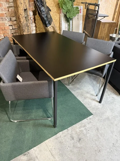 Czarny stół do jadalni rozkładany AVIS 140/190 × 90 cm z metalowymi nogami, dostępny w Home & Garden Outlet pod Wrocławiem.